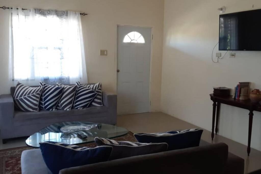 Bing'S Home Away From Home Ocho Rios Luaran gambar